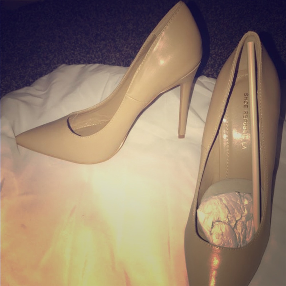 Lola Shoutique nude pumps size 10